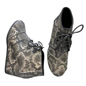 NWOT TOMS Snakeskin Wedge Lace Up Boots Size 9.5
